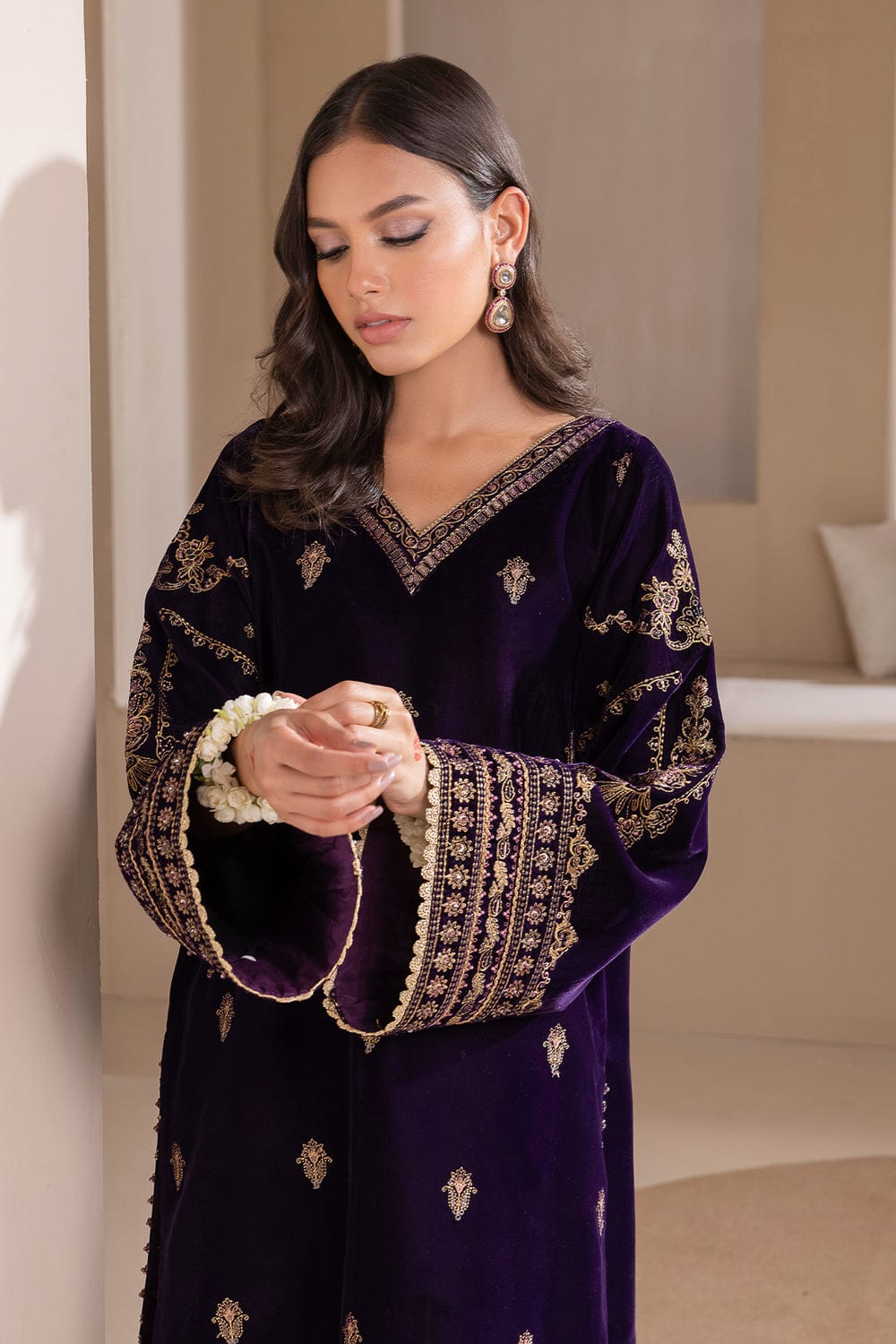 SR-1079 Embroidered 9000 Micro Velvet 3Pc With Organza Embroidered Dupatta
