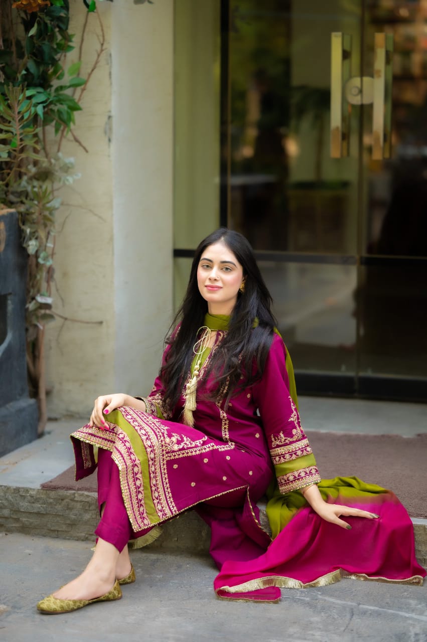 SR-13 Lawn Embroided 3pc Suit With Bamber Chiffon Dupatta